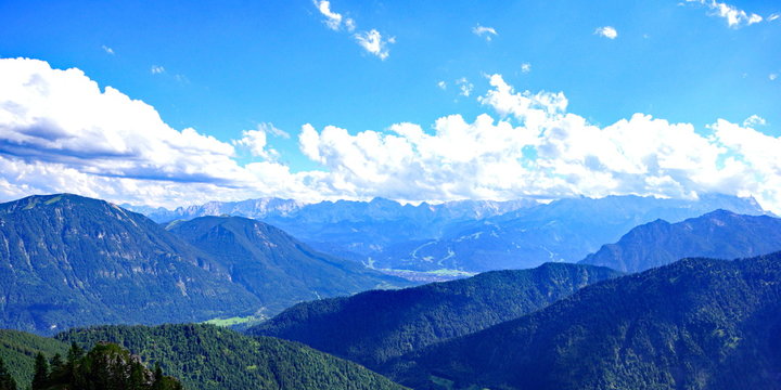 Blick vom LABER a.d.Ammergauer Alpen / Wetterstein / Zugspitzmassiv ( Bayern ) 