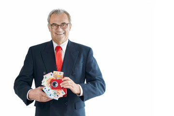 Businessmann mit Geld im Safe