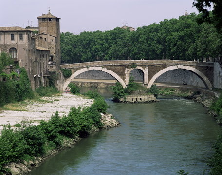 Ponte Quatro Capi (Pons Fabricius), dating back to 62BC, River Tiber, Rome, Lazio