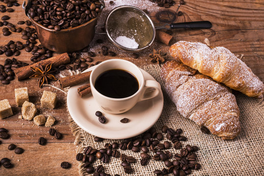 tazzina di caff&egrave; nero con croissant