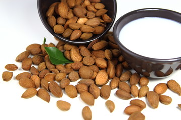 миндаль и миндальное молоко на белом фоне