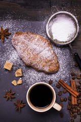 Obraz na płótnie Canvas tazzina di caffè nero con croissant
