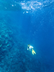 Schnorchler taucht Unterwasser am Riff
