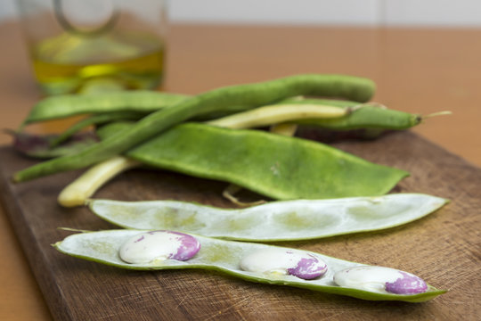 Sheaf of open garrofon with raw beans