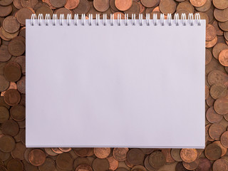 fondo monedas con libreta para texto