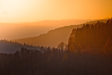 jesienny zachód słońca w górach w Muszynie © rogozinski