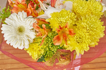 Obraz na płótnie Canvas yellow chrysanthemums and orange freesias bunch closeup