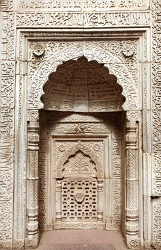 Calligraphy and intricate design in Qutub Minar complex 