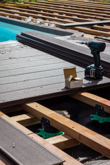 fabrication terrasse en bois autour de la piscine