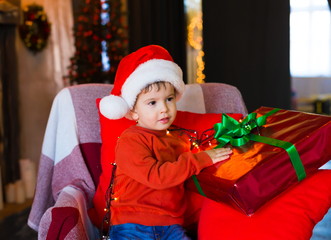  Face, Christmas hat, tree, gift, serious