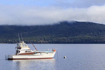 Fototapeta na wymiar yachting boat in te anau lake fiord land national park new zeala