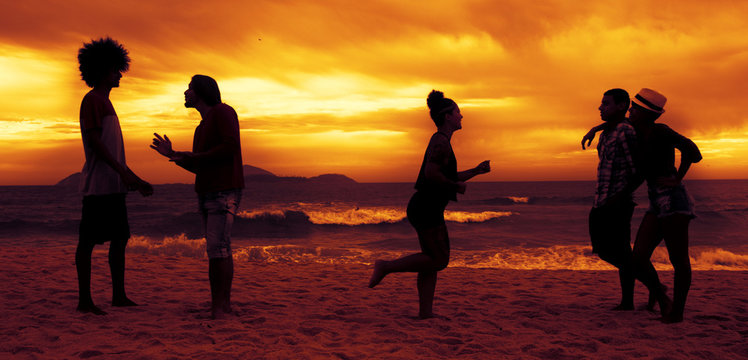 Personen am Strand bei Sonnenuntergang
