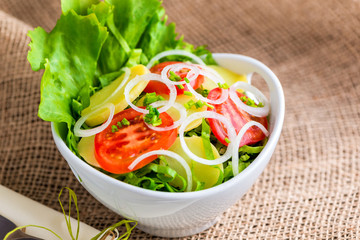 Frischer Endivien Salat mit Tomaten und Kartoffeln