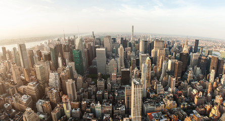 New York City Manhattan straat luchtfoto met wolkenkrabbers, voetgangers en druk verkeer. Uitzicht vanaf Empire State Building
