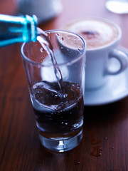Wasser mit Kaffee
