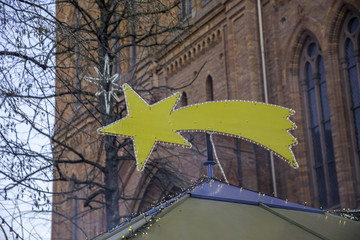 Geschmücktes Dach eines Standes auf dem Weihnachtsmarkt in Wiesbaden