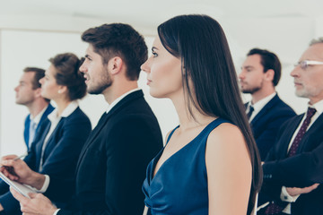 Obraz premium Zamknij się z grupą młodych ludzi na seminarium biznesowe