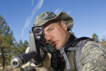 Obraz premium US army soldier aiming with a machine gun