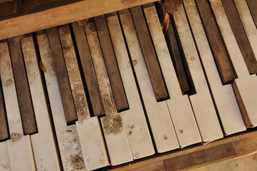 Fototapeta na wymiar Destroyed Piano 2