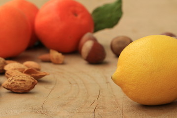 Mandorle, nocciole, limoni e mandarini