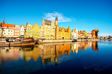 Obraz premium Morning view on the riverside of Motlawa river with beautiful buildings of the old town in Gdansk, Poland