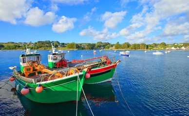 Bateaux de goémoniers dans le port de Saint-Pabu à marée haute, Finistère, Bretagne