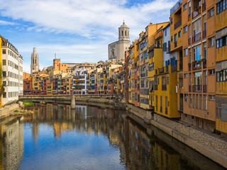 Fototapeta na wymiar Farbige Häuser am Fluss Onyar in Girona, Katalonien, Spanien