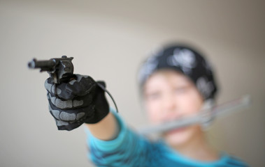 kleiner Pirat mit Revolver