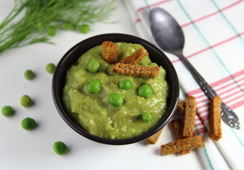 гороховый крем суп с ржаными сухариками
