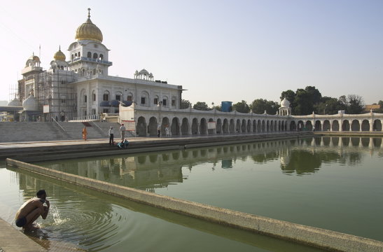 Sikh pilgrim bathing in the pool of the Gurudwara Bangla Sahib temple, Delhi