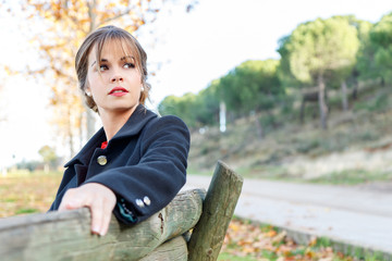 Fototapeta premium Modelo femenina en otoño