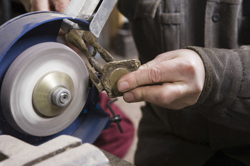 Obraz premium Detail shot of a craftsman working with stone