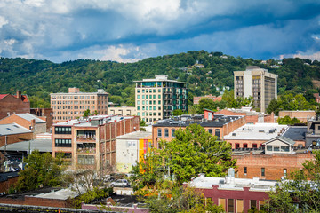 Fototapeta na wymiar View of buildings in downtown and Town Mountain, in Asheville, N
