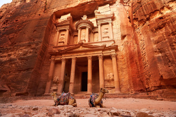 Al Khazneh - the treasury, ancient city of Petra, Jordan - obrazy, fototapety, plakaty
