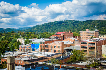 Fototapeta na wymiar View of buildings in downtown and Town Mountain, in Asheville, N