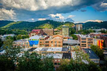 Fototapeta na wymiar View of mountains and buildings in downtown Asheville, North Car