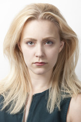 Naklejka premium Portrait of young Caucasian woman against white background