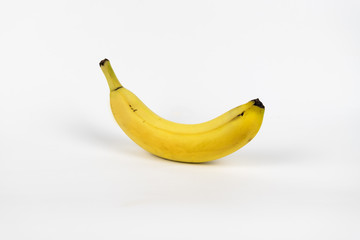 Banane auf weißen hintergrund Freigestellt.