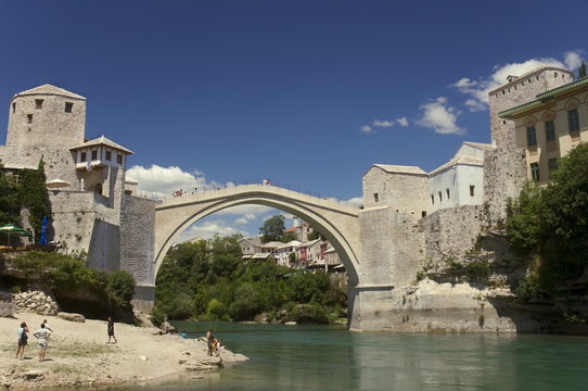 The new Old Bridge over the fast flowing River Neretva, Mostar, Bosnia, Bosnia-Hertzegovina