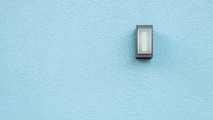 Wandleuchte aussen rechts an einer blauen Mauer