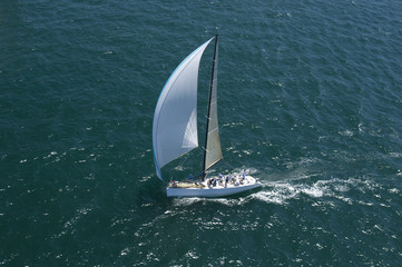 Obraz premium Elevated view of a yacht competing in team sailing event
