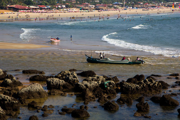 Obraz premium Boats on the beach Arambol, tourists and entertainment