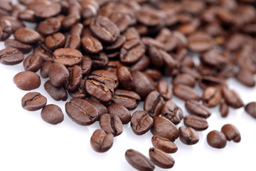Rosted coffee grains on white backgorund