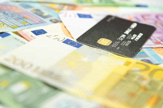 Viele Euro Geldscheine und eine Kreditkarte