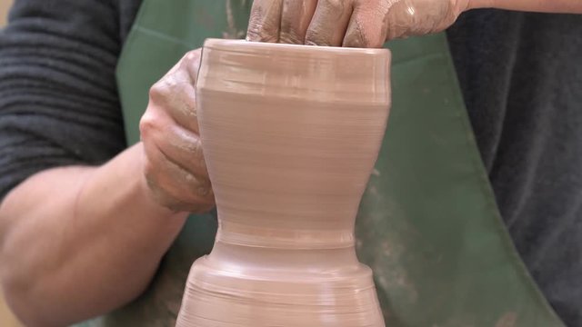 Alfarero trabajando en una alcanc&iacute;a