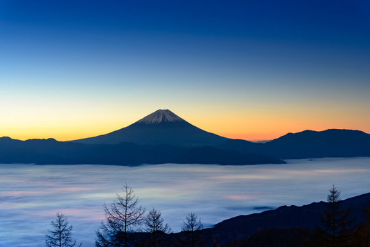 Fototapeta 雲海に浮かぶ富士山と日の出 