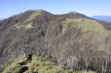 不動ノ峰と蛭ヶ岳の稜線