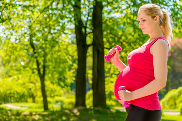 exercise with dumbbells outdoors useful for mom and child health