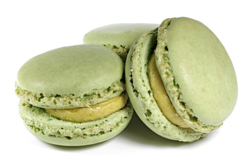 Macarons mit Pistaziengeschmack isoliert auf weißem Hintergrund