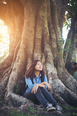 Obraz premium Young hipster woman sitting in the nature park.